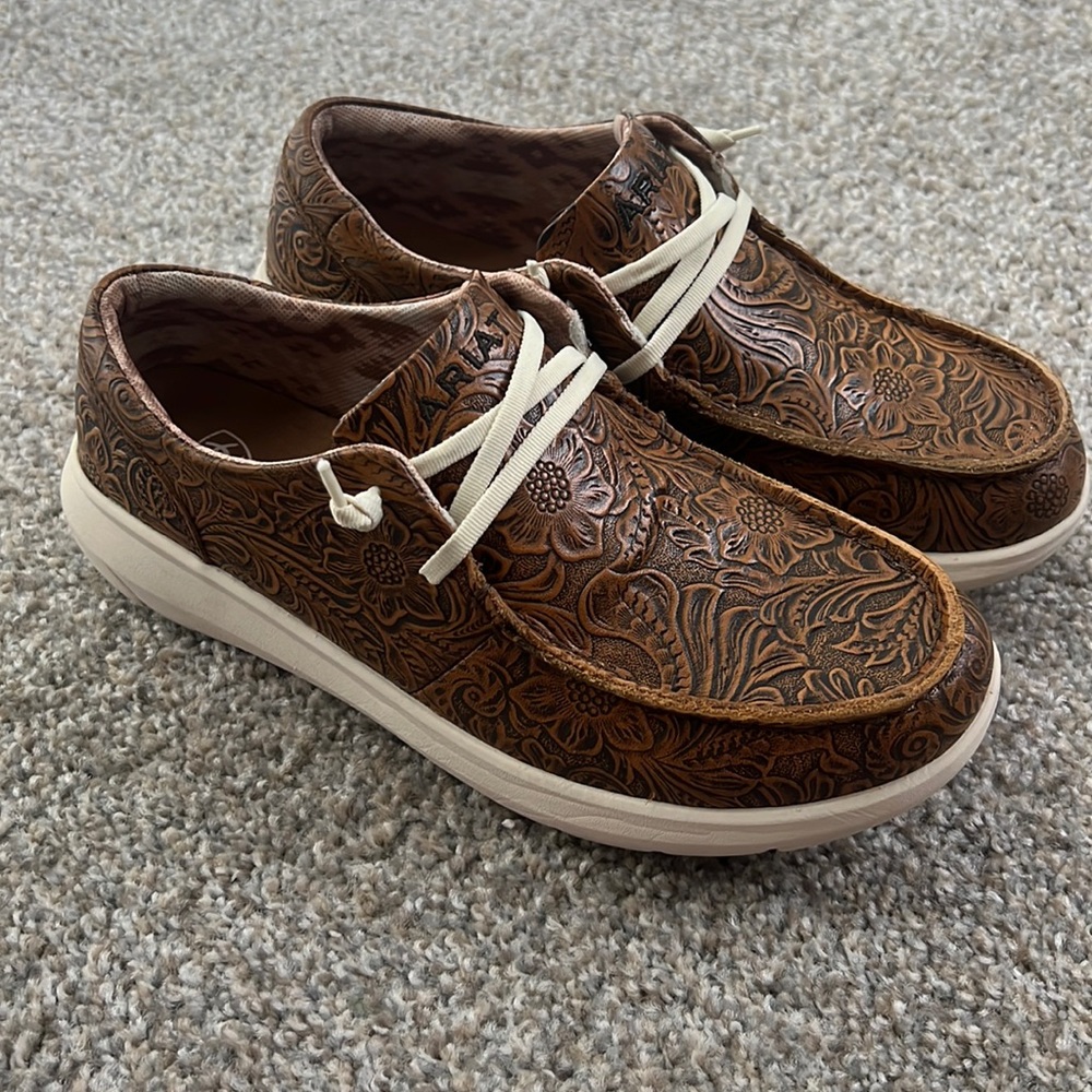 ARIAT WOMEN'S FLORAL EMBOSSED CASUAL HILO SHOE - MOC TOE